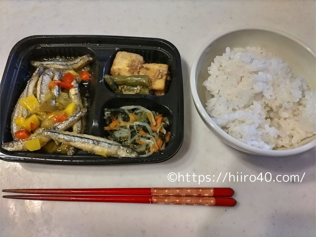 ワタミの宅食ダイレクトを実際に食卓に並べた様子。
